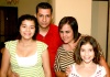 14092008
Cristy junto a su hermana Cecy y sus primas Michelle, Daniela y Valeria López Enríquez
