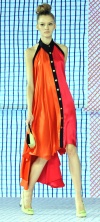 La estilista italiana Miuccia Prada presentó hoy en la Semana de la Moda Femenina de Milán 'Milano Donna' una colección para la primavera-verano 2008-2009 en la que el aspecto 'andrajoso' de buena parte de las prendas se combina con elementos de gran sofisticación, como sombreros y altísimos tacones.