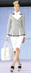 La estilista italiana Miuccia Prada presentó hoy en la Semana de la Moda Femenina de Milán 'Milano Donna' una colección para la primavera-verano 2008-2009 en la que el aspecto 'andrajoso' de buena parte de las prendas se combina con elementos de gran sofisticación, como sombreros y altísimos tacones.