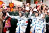 El presidente chino y jefe del Partido Comunista Hu Jintao elogió a los astronautas en el sitio del lanzamiento cerca de la ciudad noroccidental de Jiuquan.
