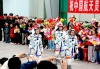 El presidente chino y jefe del Partido Comunista Hu Jintao elogió a los astronautas en el sitio del lanzamiento cerca de la ciudad noroccidental de Jiuquan.