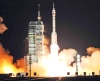China lanzó con éxito un cohete que pondrá en el espacio a tres tripulantes, uno de los cuales tiene previsto realizar la primera caminata espacial de ese país.