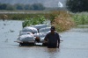 Productores de chile del ejido San Francisco de Arriba se metieron al agua para rescatar algo de su produccíon.