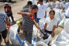 En el ejido Jaboncillo cientos de gentes siguen llenando costales para reforzar el bordo de protección.