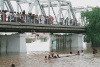 Personal de Protección Civil realiza recorrido para evitar que la gente se introduzca al río.