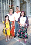 21092008
Julieta Marrero y Armando Delgado con sus hijas Andrea y Mariana
