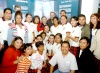 21092008
Alumnos de la Escuela Normal de Torreón de la licenciatura en Primaria, aprovecharon para tomarse la foto del recuerdo con Ricardo Torres Nava