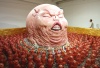 Detalles de la escultura de fibra de vidrio pintada titulada 'God of Materialism', ('Dios del materialismo'), del artista chino Chen Wenling, en el Centro de Arte Asia, ubicado en el Distrito Artístico 798 de Pekín, China.