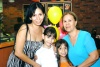 23092008
La pequeña festejada con su mamá Aris, su abuelita Socorro y su hermana Mariana.