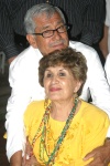 23092008
Don Porfirio fue festejado por su esposa Ema Isabel Flores de Mota.