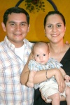 27092008
Luis Alberto Reza y Alejandra de Reza con su pequeño hijo Luis Enrique Reza Chávez