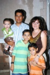 28092008
Santi Camacho de Wong festejó su cumpleaños al lado de su esposo Juan Carlos Wong y de sus hijos Juan Carlos, Leonardo e Iñaqui.