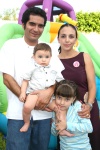 30092008
Con una fiesta infatil, Luisa Fernanda celebró su cumple acompañada de sus papás Omar Ramón González y Vanesa Montfort López y su hermanito Omar Jafed.