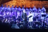 Manzanero tocó el piano, y cantó un fragmento de la canción “Adoro” en maya, ante la sorpresa de Domingo, quien luego se incorporó en otro segmento de ese tema.