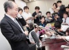 'Me llena de felicidad que el profesor Yoichiro Nambu haya ganado, pero no por mí', dijo Maskawa en una conferencia de prensa, según la agencia noticiosa Kyodo. 'Es sólo un carnaval superficial'.