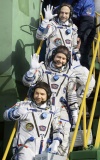 Además de Garriott, a bordo viajan el astronauta estadounidense Michael Fincke y el cosmonauta ruso Yuri Lonchakov.