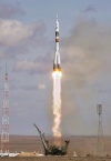El cohete con una cápsula Soyuz en la que viajan los tres astronautas fue lanzado a las 13:01 hora local, desde una plataforma en la instalación de Baikonur. El navío ingresó en órbita unos 10 minutos más tarde.