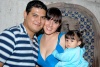 05102008
Feliz al lado de su esposo José Barajas y de su niña María Jose aparece la cumpleañera.