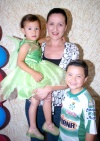 05102008
Alejandra Trasfí de Woo con sus hijos Mariana y Sebastián.