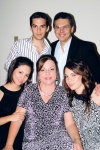 En su cumpleaños Lourdes Llama de González acompañada por su esposo Oscar González Franch, y sus hijos Oscar, Lourdes y Sofía.
