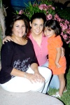 08102008
Ana Alicia Haro de Peña junto a sus hijas Mariana y Sofi el día de su cumpleaños