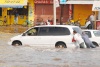 En Gómez Palacio, la calle Canatlán sufrió inundaciones y las autoridades
tuvieron que romper un bordo de protección instalado en el vado
del río Nazas.