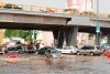 En el cruce de avenida Juárez y Diagonal Reforma en Torreón, el
agua provocó que los conductores disminuyeran su velocidad y esto
ante la falta de agentes de Tránsito y Vialidad causó un caos vial.