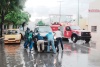 La intensa lluvia registrada este martes sorprendió a los laguneros, por lo que muchos llegaron tarde a sus trabajos o a la escuela debido a los congestionamientos viales que se originaron por los grandes charcos que se formaron tanto en Torreón como en Gómez Palacio.