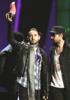 Los chilenos de Kudai dieron la primera sorpresa de la noche al alzarse con el premio al Mejor Artista Pop del Año en los premios MTV Latinoamérica.   Kudai le ganó la 'Lengua' a artistas y grupos como Miranda!, Belanova y Ximena Sariñana, esta última, quien se ha convertido en una revelación por el cariño del público y el respeto de los periodistas especializados.