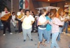 Torreón se vistió del PRI. Desde las 20:00 horas, en el Comité Directivo Municipal se respiraba victoria. Todo era fiesta, la marea rojiblanca aplaudía y gritaba los nombres de los candidatos a los cinco distritos, en el partido todo era alegría.