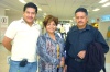 21102008
Arturo Castañeda viajó a la ciudad de Puebla, lo despiden su esposa y su hijo