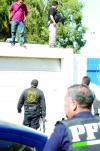 El comandante de la Décima Zona Militar, Moisés Melo García, manifestó que tras el operativo que se montó entre corporaciones estatales, municipales y federales, se logró la detención de dos presuntos delincuentes, se aseguraron diez vehículos, un rifle AK-47, así como una granada de fragmentación