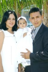 13102008
La pequeña Helen acompañada por sus papás Ivonne Valenzuela Valles y Cuauhtémoc Rangel Gutiérrez.