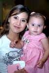 13102008
Marisa Mancinas con su hijita Pamela Martínez.