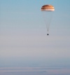 Una cápsula Soyuz que transportaba a una tripulación formada por un turista estadounidense aterrizó  en el lugar indicado en Kazajstán después de descender de la Base Espacial Internacional, al traer de vuelta a casa a los primeros dos hombres que siguieron los pasos de sus padres en el espacio.