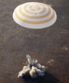 Una cápsula Soyuz que transportaba a una tripulación formada por un turista estadounidense aterrizó  en el lugar indicado en Kazajstán después de descender de la Base Espacial Internacional, al traer de vuelta a casa a los primeros dos hombres que siguieron los pasos de sus padres en el espacio.