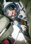 Garriott fue recibido por su padre, Owen Garriott, un astronauta retirado de la NASA quien voló a la estación espacial estadounidense Skylab en 1973.