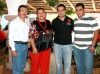 Rogelio Astudillo Gómez acompañado por sus padres Rogelio y Estefanía, y su hermano Alejandro.