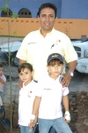 21102008
Beto Badilla con sus hijas Karen y Luisa Fernanda