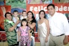 22102008
Romel Cardona Valadez acompañado de un grupo de familiares el día de su fiesta de segundo cumpleaños