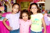 24102008
Ianina acompañada de sus hermanas Amina y Romina.