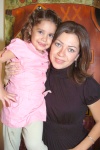 24102008
La pequeña cumpleañera y su mamá Adis Duarte