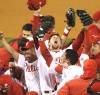 Fue la primera vez en 104 años de historia del Clásico de Otoño que un partido fue suspendido antes de los nueve innings y reanudado después.