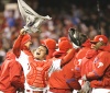 Fue la primera vez en 104 años de historia del Clásico de Otoño que un partido fue suspendido antes de los nueve innings y reanudado después.