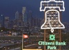 Agitando toallas blancas y abrigados de arriba a abajo, el Citizens Bank Park estuvo con lleno completo y la algarabía fue inmensa.
