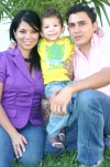 26102008
Bety Garza del Valle y Mauricio Chibli Bechelani junto a su hijo Mauricio Chibli Garza