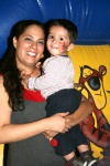 26102008
Jorge Alejandro, acompañado por su mamá Vanessa Ibarra en su primer cumpleaños.