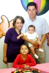 26102008
Jorge Alejandro, acompañado por su mamá Vanessa Ibarra en su primer cumpleaños.