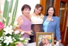 31102008
Siomara junto a las anfitrionas su futura suegra María Piedad Onofre de Alvarado y su mamá María del Pilar Álvarez de De la Rosa