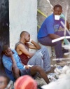 Miles de haitianos que hacen trabajos serviles viven en tugurios en las colinas en torno de la capital, Puerto Príncipe, para estar cerca de las mansiones de los diplomáticos extranjeros, el personal de las Naciones Unidas y la elite para quienes trabajan.